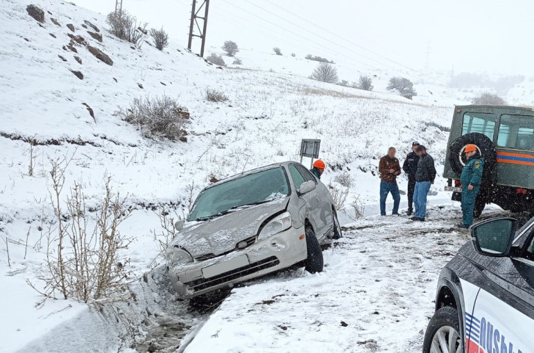 Փրկարարներն արգելափակումից դուրս են բերել երկու մեքենա (լուսանկարներ)