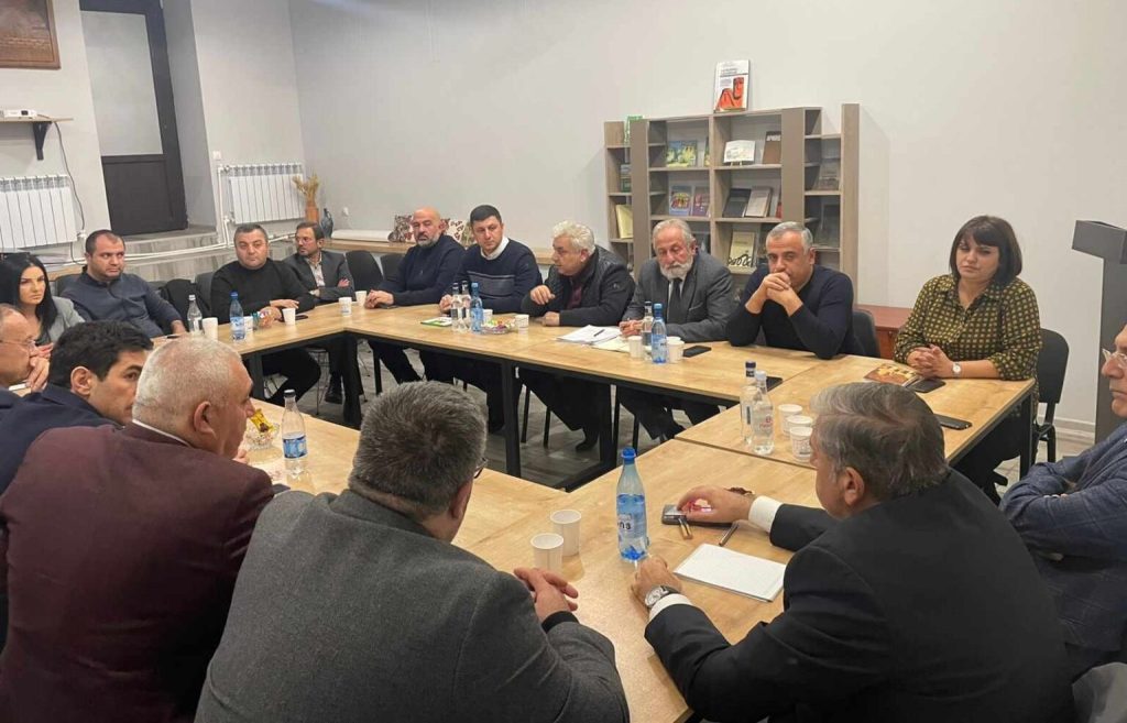 Ընդդիմադիր պատգամավորները հանդիպել են Արցախի ԱԺ ներկայացուցիչների հետ