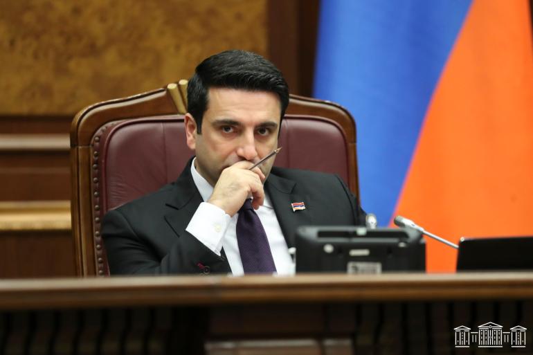 Այս պահին Ալեն Սիմոնյանը հանդիպում է անցկացնում պատերազմում անհետ կորածների հարազատների հետ