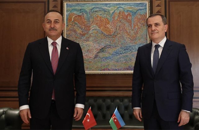 Главы МИД Турции и Азербайджана обсудили ситуацию на границе с Арменией