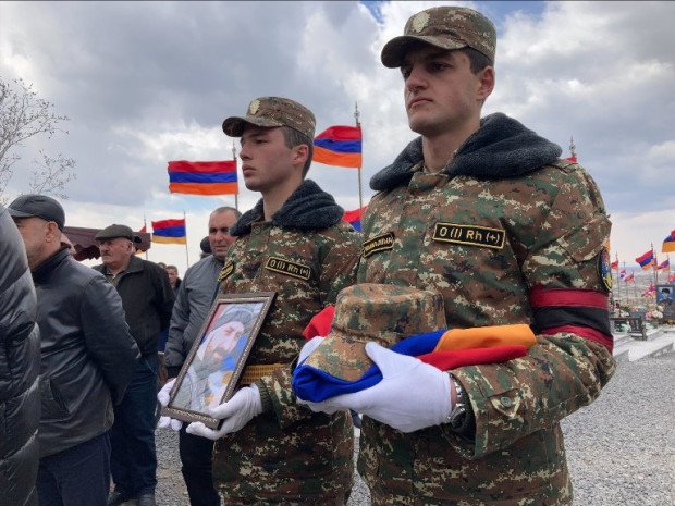 «Եռաբլուր»-ում տեղի ունեցավ Արցախում զոհված Արարատ Թևոսյանի հուղարկավորությունը