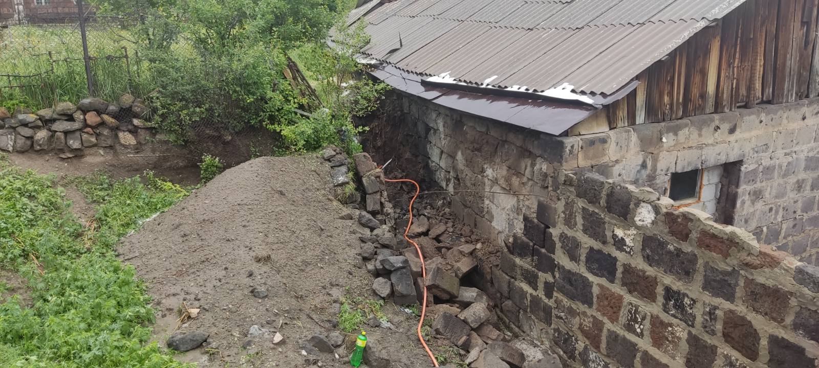 Փլուզվել է տներից մեկի պատը, վնասվել է խմելու ջրի խողովակը. վնասներ Շիրակի մարզում անձրեւի հետեւանքով