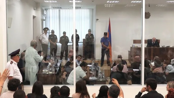 Բագրատ Սրբազանի գործով անցնող Տիգրան Գալստյանի տանն այս պահին խուզարկություն է․ նիստը հետաձգվեց