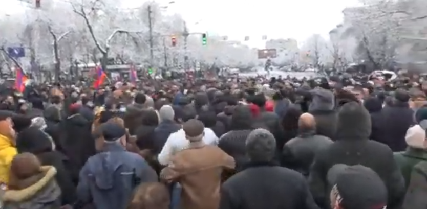 Ցուցարարները փակեցին Աբովյան-Սայաթ Նովա խաչմերուկը. ոստիկանությունը ժամանակ տվեց (տեսանյութ)