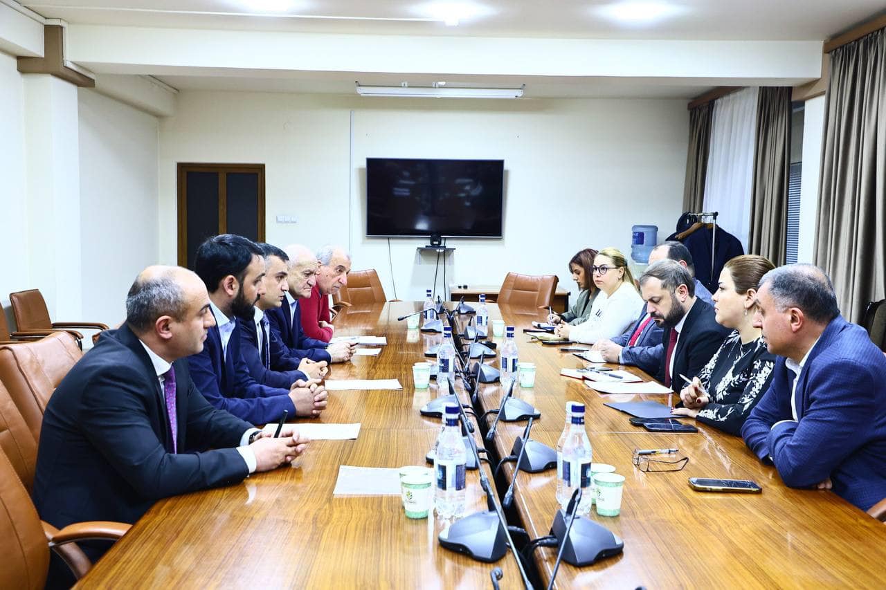 Էկոնոմիկայի նախարարը հանդիպել է Հայաստանի շինարարների միության անդամների հետ