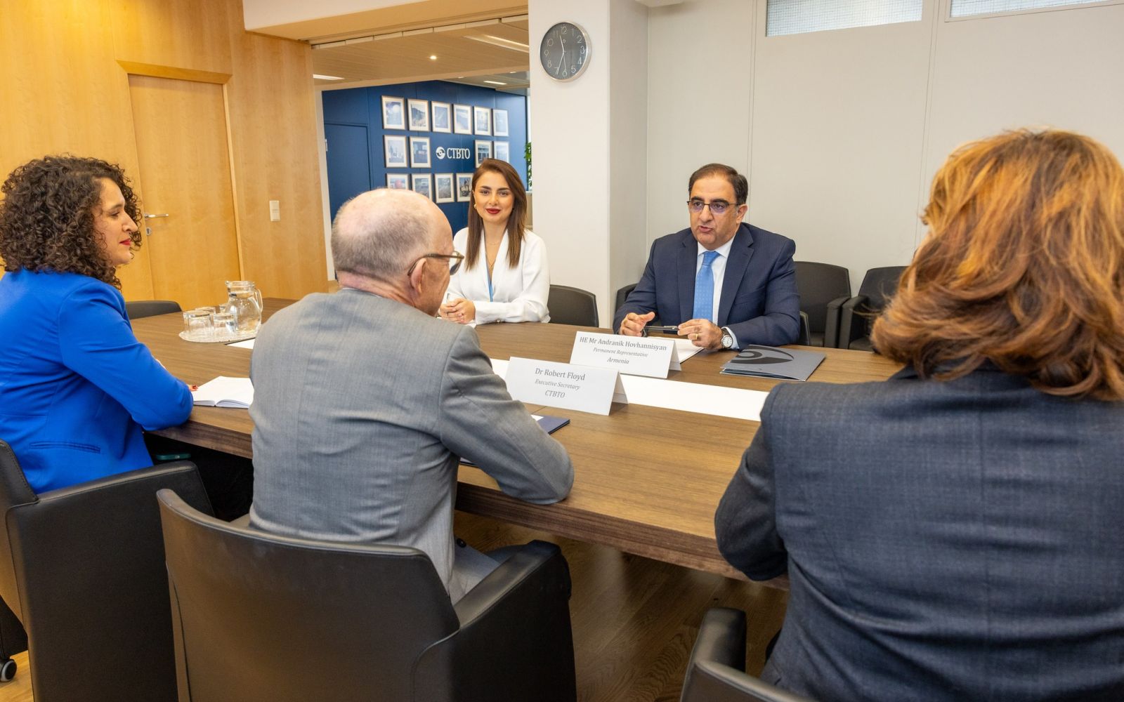 Դեսպան Հովհաննիսյանը Ռոբերտ Ֆլոյդի հետ հանդիպմանը վերահաստատել է ՀՀ հանձնառությունը զանգվածային ոչնչացման զենքի չտարածման օրակարգին