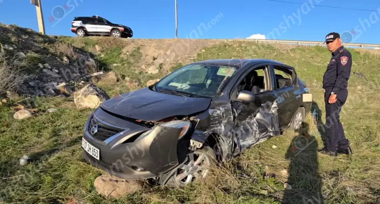 Կոտայքի մարզում «Nissan»-ը բախվել է քարերին և կողաշրջված հայտնվել դաշտում․ կա երեք վիրավոր