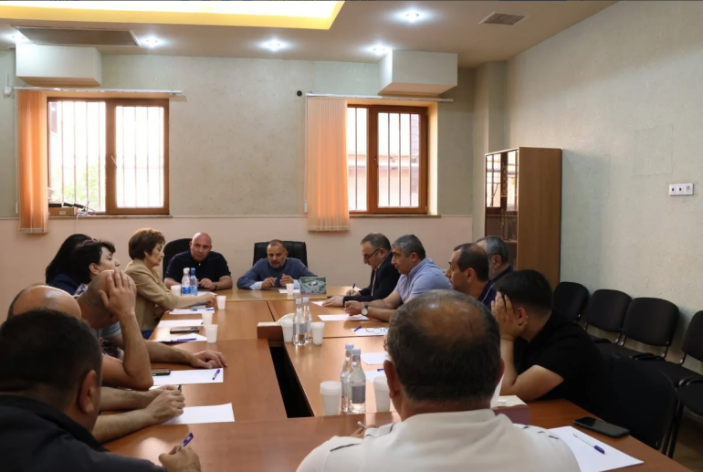 Արցախի թեմի առաջնորդն Արցախի կառավարության անդամների հետ քննարկել է համատեղ իրականացվող ծրագրերըին առնչվող հարցեր