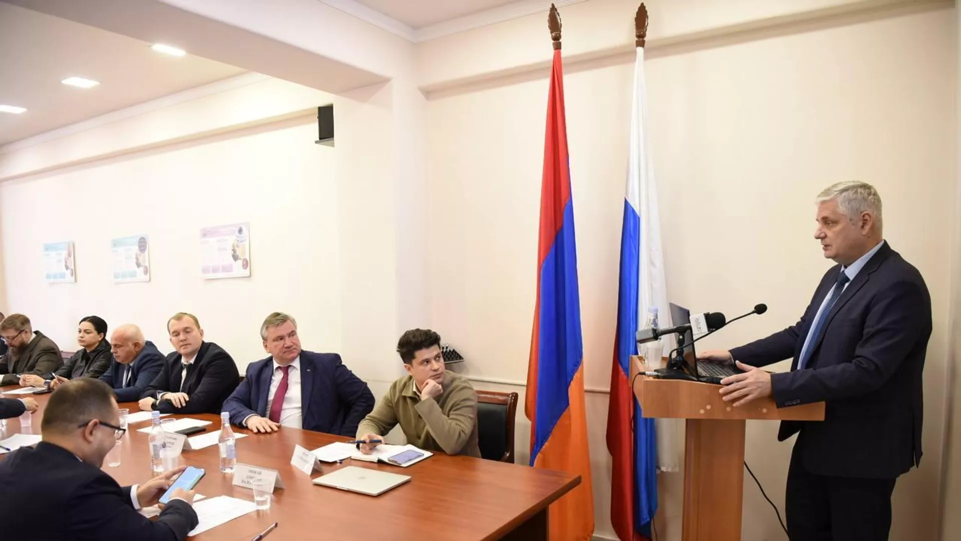 Российский политолог: Запад не готов брать на себя ответственность за урегулирование отношений Еревана и Баку