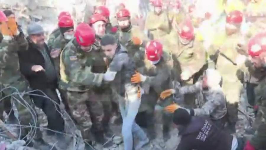 Փրկարարները Թուրքիայում 4 օր անց փլատակներից դուրս են բերել մի երիտասարդի