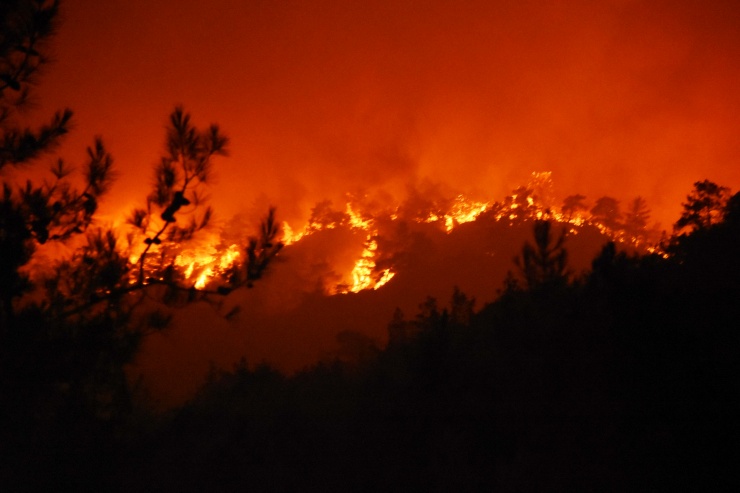 К тушению лесных пожаров вблизи турецкого курорта привлечены 34 самолета и вертолета