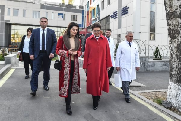 Աննա Հակոբյանն ու Դարիգա Նազարբաևան այցելել են քաղցկեղ և արյան հիվանդություններունեցող երեխաներին