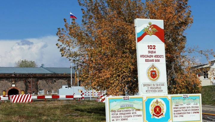 Российская военная база находится в Армении в соответствии с договором, рассуждать о ее целесообразности на территории республики вредно. Об этом заявил глава МИД РФ Сергей Лавров в эксклюзивном интервью ТАСС по итогам 2023 года. «Считаем вредными рассуждения на тему целесообразности нахождения 102-й российской военной базы на территории Армении. Договор о ее размещении там был заключен 16 марта 1995 года с опорой, в первую очередь, на национальные интересы и общую задачу наших государств по укреплению стабильности на Южном Кавказе», - указал министр. Лавров отметил, что сегодня российские военные являются «ключевым элементом обеспечения мира в этом регионе».