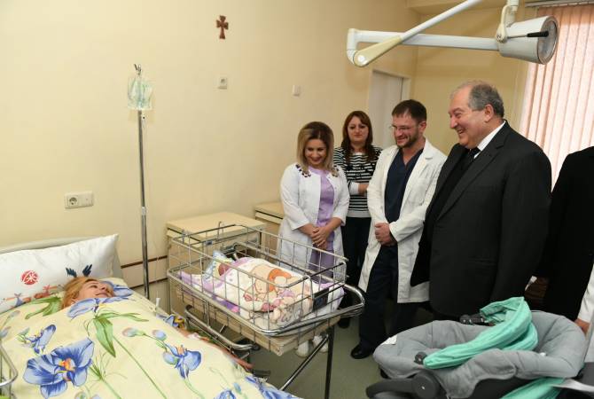 Գյումրիում այսօր լույս աշխարհ եկած նորածինների ծնողները նվերներ են ստացել ՀՀ նախագահից