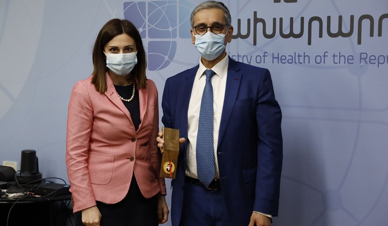 Նախարարը Նոել Գարաբեդյանին պարգևատրել է ՀՀ առողջապահության նախարարության հուշամեդալով