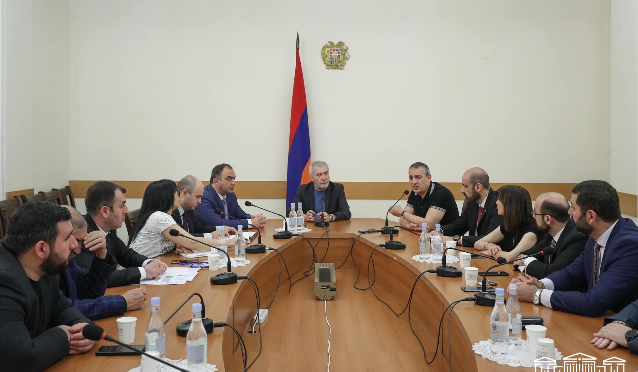 ՆԳ նախարարն ու ՔՊ պատգամավորները քննարկել են ավտոմեքենաների ապակիների թաղանթապատման և լուսաթափանցելիության հետ կապված հարցեր