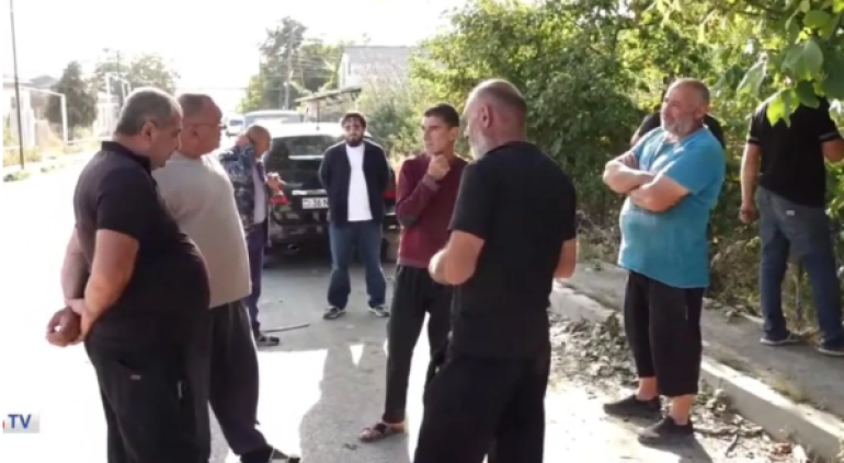 Երկու սարի արանքում ենք մնացել. լոլիկ աճեցնողները փակել են միջքաղաքային ճանապարհը