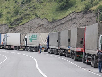 Более 600 грузовиков стоят в очереди на границе РФ и Грузии