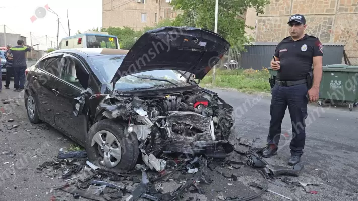 Ավտովթար Երևանում. բախվել են «Kia»-ն, «BMW»-ն ու «Opel Zafira»-ն. ընտանիքի 4 անդամ, այդ թվում՝ 2 երեխա, տեղափոխվել են հիվանդանոցներ