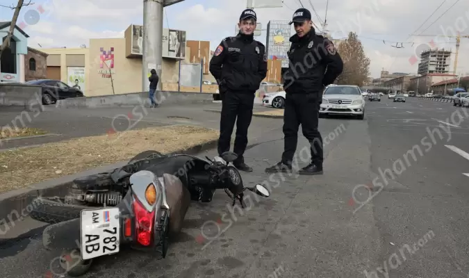 Երևանում բախվել են «Mercedes»-ն ու մոպեդը. վերջինը կողաշրջվել է, մոպեդավարը տեղափոխվել է հիվանդանոց (տեսանյութ)