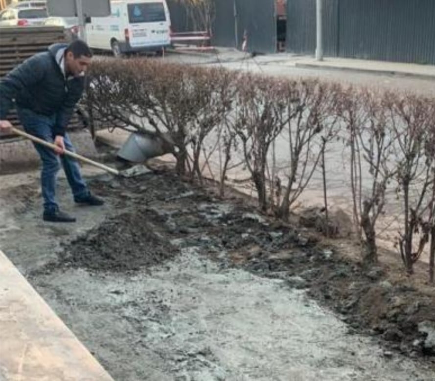 «Կասկադ շուզ» խանութի սեփականատերն ապօրինի բետոնապատել էր խանութի դիմացի կանաչ գոտին ծառերով ու թփերով հանդերձ