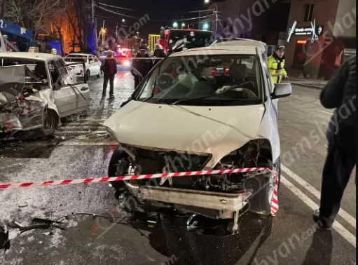 Ավտովթար Երևանում․ բախվել են Toyota-ն, Ford-ն ու VAZ 2115-ը․ կա 4 վիրավոր