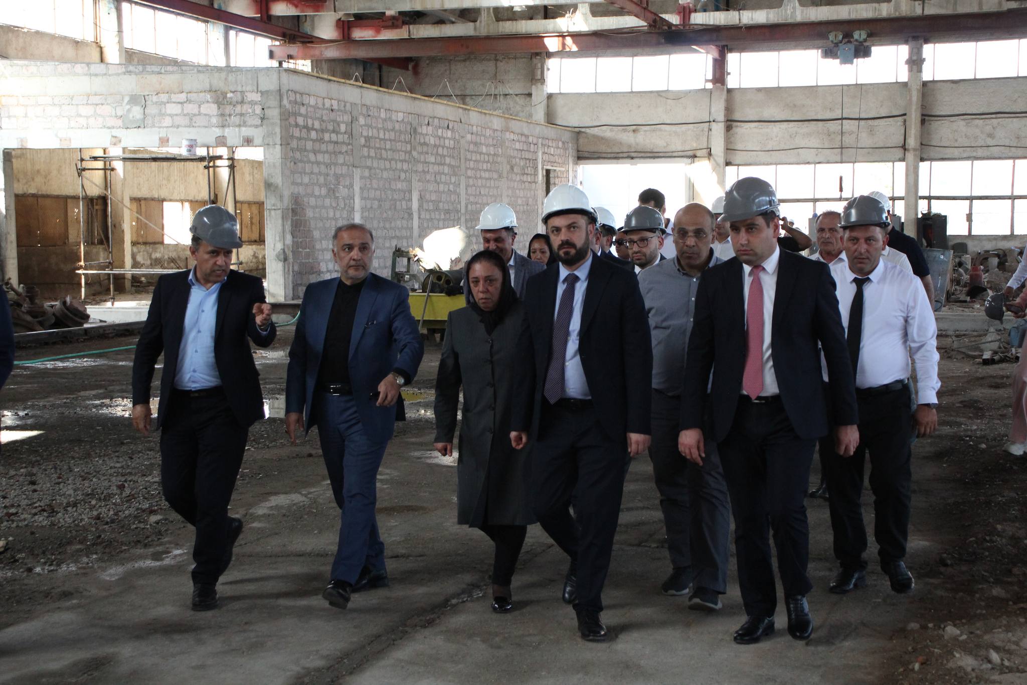 Նախարար Պապոյանն Իրանի ներկայացուցիչների ու Արարատի մարզպետի հետ այցելել է Քարակերտ գյուղում գործող մետաղաձուլարան