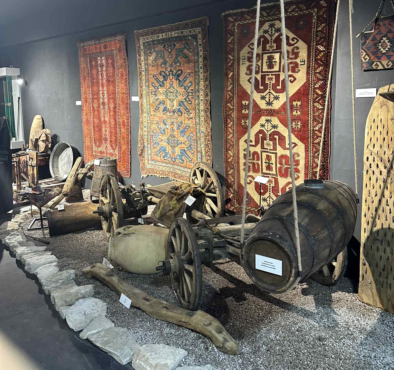 Ենոքավան և Գետահովիտ գյուղերի քարայրներից մեկում հայտնաբերվել է շուրջ վեց հազար տարվա վաղեմության ածխածաց խաղողի կորիզ