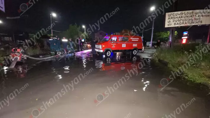 Արտակարգ իրավիճակ Երևանում. Նորագավիթի փոքր կամրջի մոտ անձրևաջրերը «բլոկադայի» են ենթարկել ճանապարհը