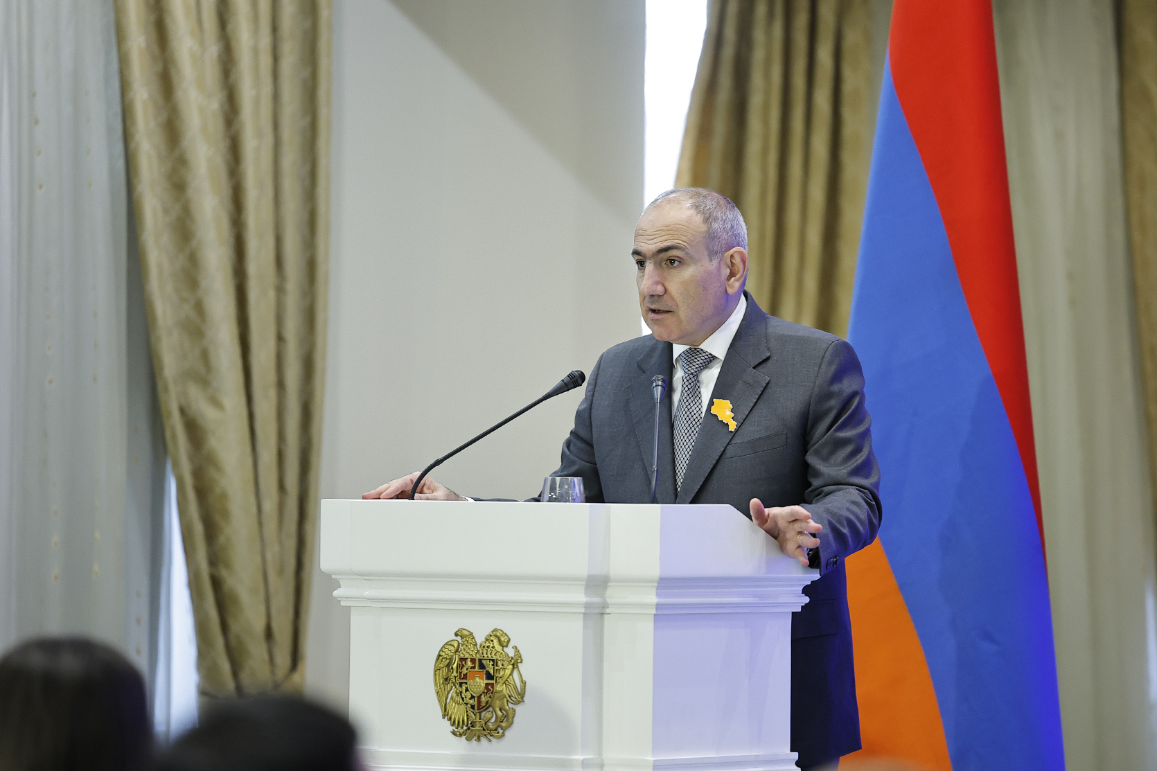 Մենք ուզում ենք, որ դուք օր առաջ տնավորվեք ՀՀ-ում. վարչապետը մասնակցել է Ղարաբաղից տեղահանված անձանց նվիրված համաժողովին