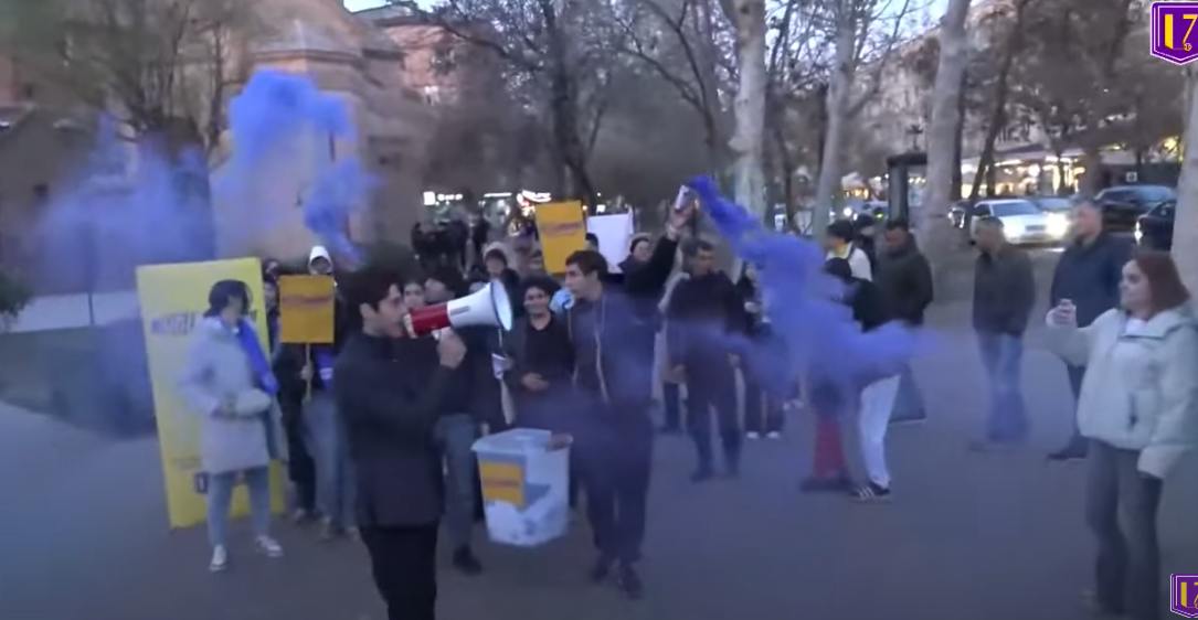 Սրբազան պայքարի երիտասարդները շարունակում են «Չենք վստահում Նիկոլ Փաշինյանի իշխանությանը» ակցիան