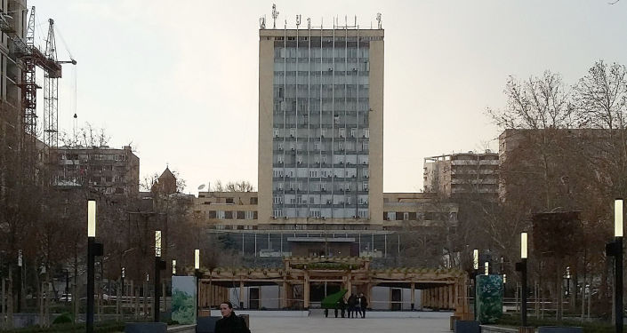 «Հայփոստի» բարձրահարկ շենքը մասնավորեցվում է. դրա թիկունքում սուսիկ-փուսիկ Մհեր Գրիգորյանն է. «Իրավունք»