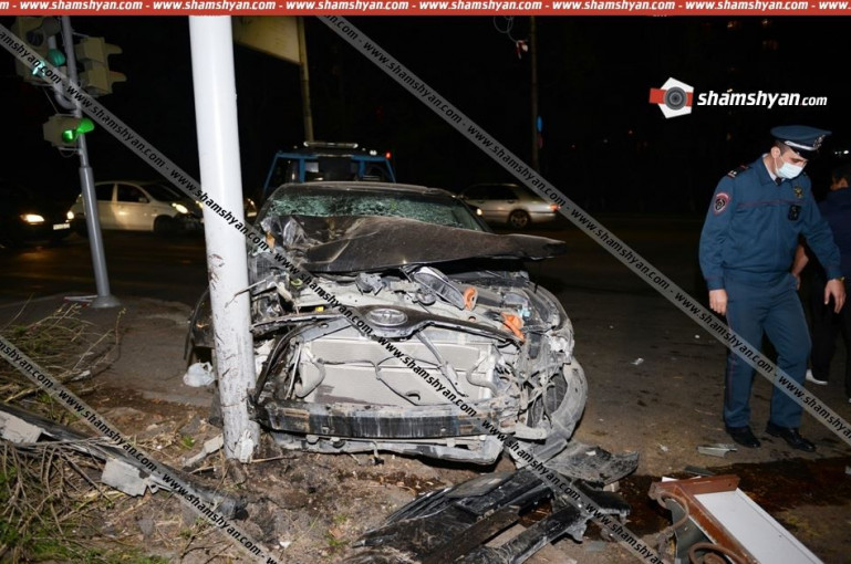 Երևանում 36-ամյա վարորդը Toyota-ով վրաերթի է ենթարկել 2 հետիոտնի, կոտրել լուսացույցը, ծաղկի սրահի տաղավարն ու բախվել էլեկտրասյանը. կա 4 վիրավոր. Shamshyan.com