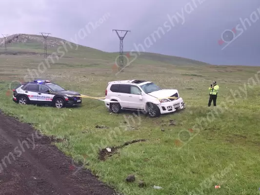 Ավտովթար Շիրակի մարզում․ 28-ամյա վարորդը «Lexus GX 470»-ով դուրս է եկել երթևեկելի գոտուց, 1 պտույտ շրջվել և հայտնվել դաշտում․ 4 վիրավորներն էլ երիտասարդ աղջիկներ են