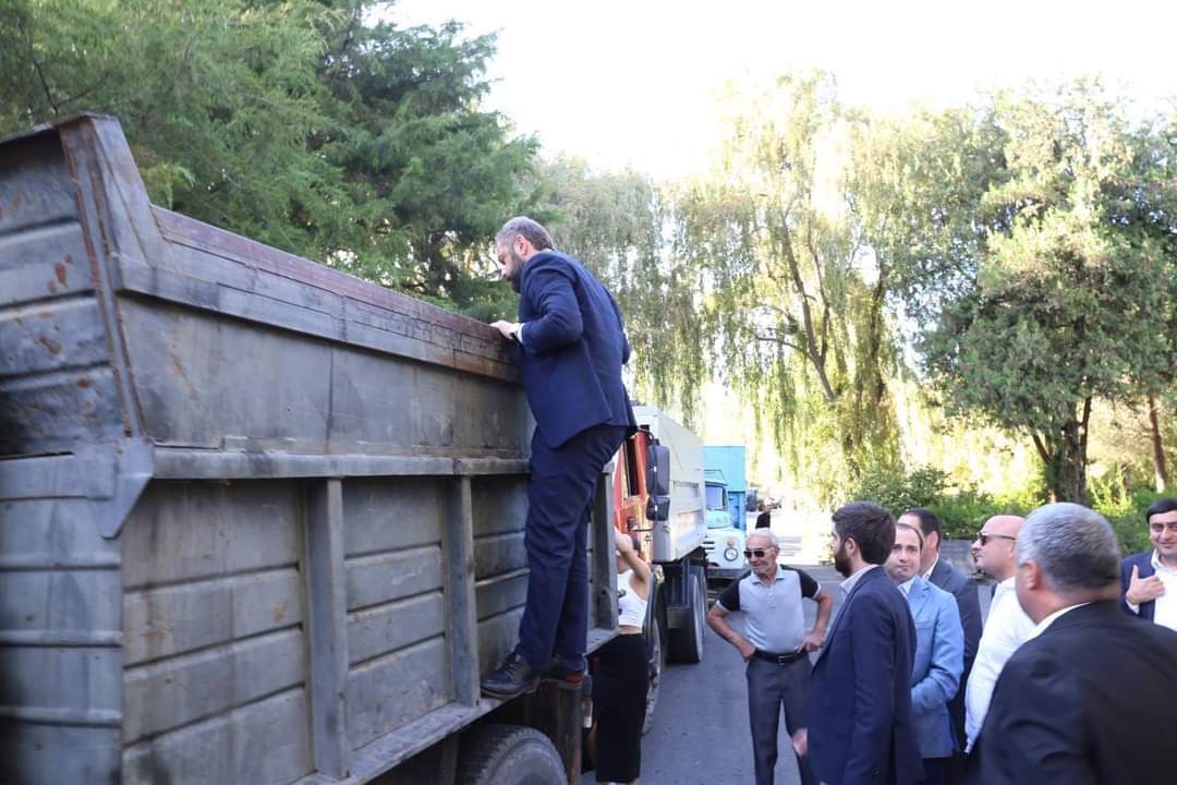 Գևորգ Պապոյանն Արմավիրի մարզում հետևել է խաղողի մթերումների ընթացքին