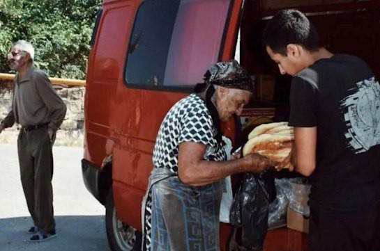 Արցախցի Հայկն իր թխած հացը տնետուն է տանում, որ գյուղերն առանց հացի չմնան