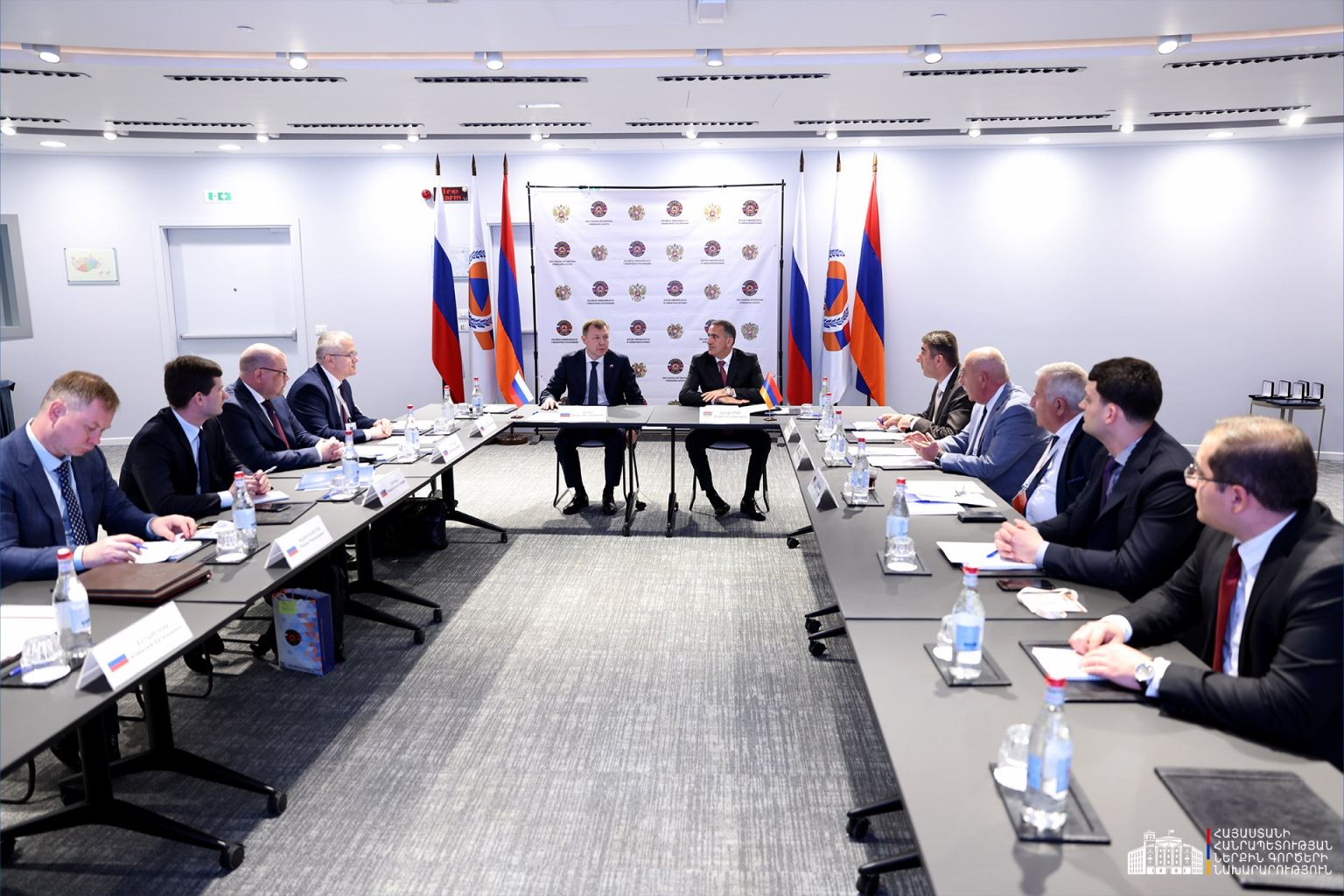 Տեղի է ունեցել Ռուս-հայկական մարդասիրական արձագանքման կենտրոնի տասնամյակին նվիրված գիտաժողով