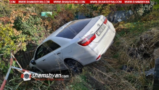 Երևանում 29-ամյա վարորդը Toyota-ով բախվել է բետոնե եզրաքարին և հայտնվել ձորում. կա վիրավոր