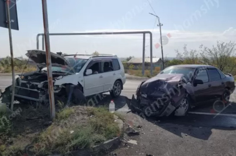 Խոշոր ավտովթար՝ Արմավիրի մարզում. Մեծամորում բախվել են Nissan X-Trail-ն ու Opel Vectra-ն. կա 6 վիրավոր