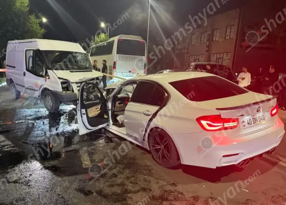 Գյումրիում ճակատ ճակատի բախվել են «BMW»-ն և «Ford Transit»-ը․ կա 4 վիրավոր․ օպերատիվ են գործել շտապօգնության բժիշկները, պարեկներն ու փրկարարները