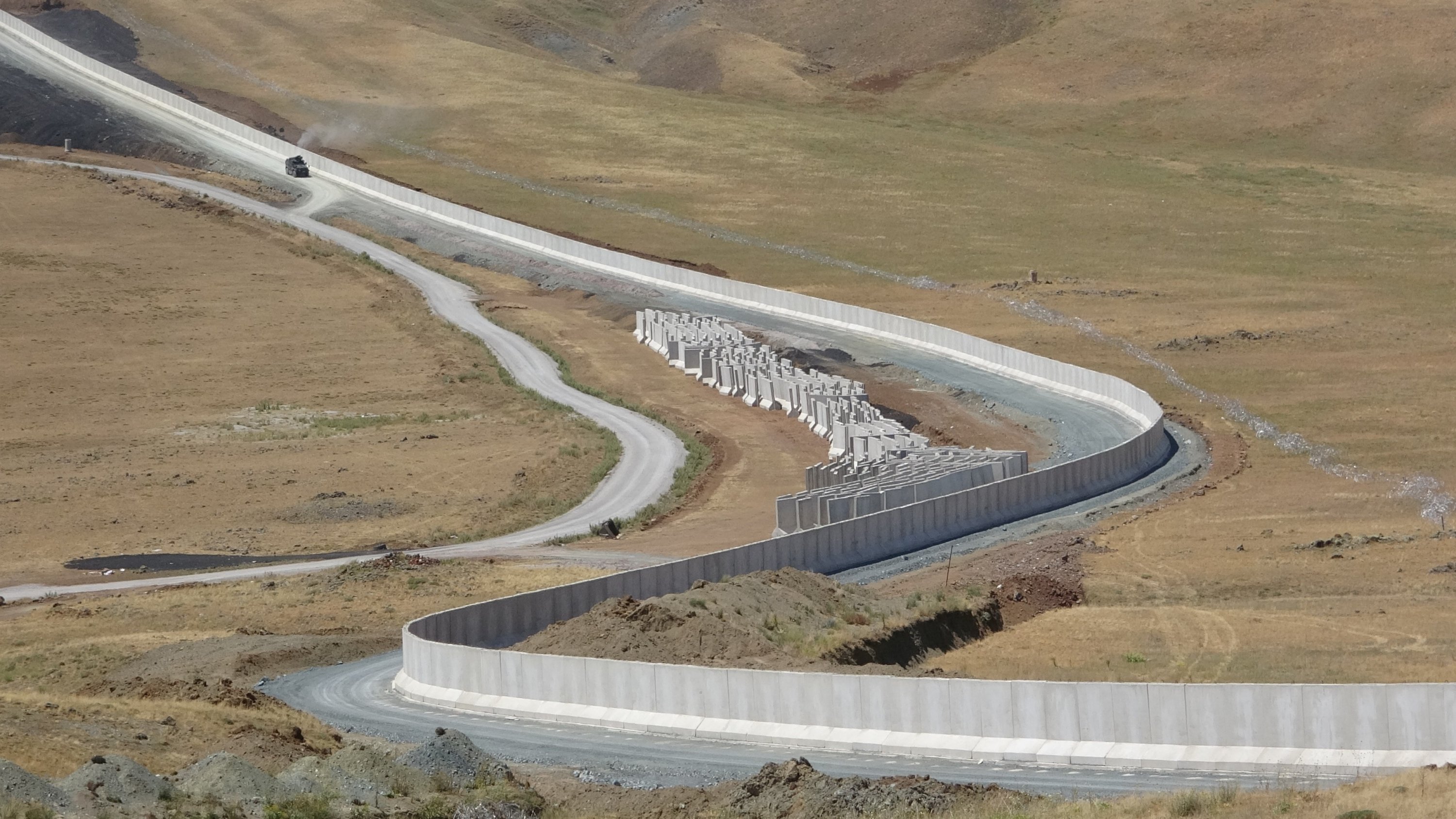 Աֆղանստանցի փախստականների հոսքը կանխելու համար Թուրքիան Իրանի հետ սահմանին բետոնե պատ է կառուցել
