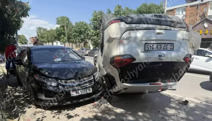 Արմավիրում բախվել են «ՎԱԶ 2121»-ը և «Nissan Rogue»-ը․ վերջինը գլխիվայր հայտնվել է երթևեկելի գոտում և բախվել կայանված «Chevrolet Volt»-ին․ կա տուժած