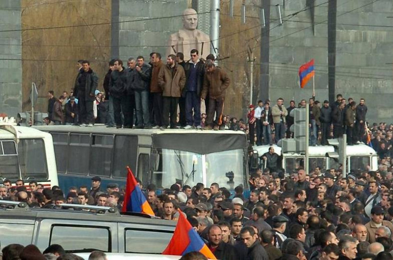 «Ժողովուրդ»․ «Մարտի 1»-ի գործով մեղադրվող նախկին պաշտոնատար անձինք երկրից դուրս գալ չեն կարողանում
