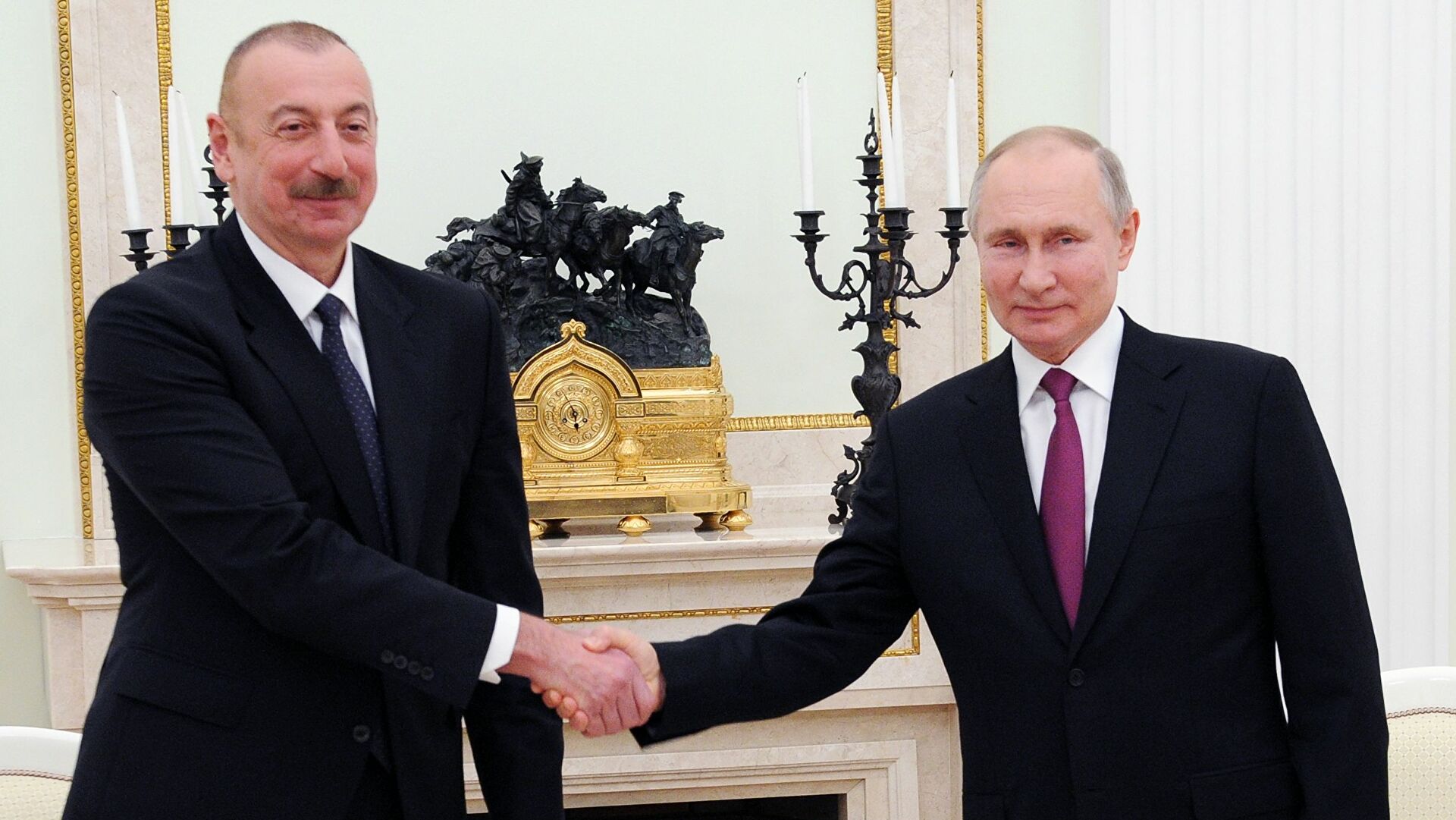 Путин сообщил, что обсуждал с Алиевым 