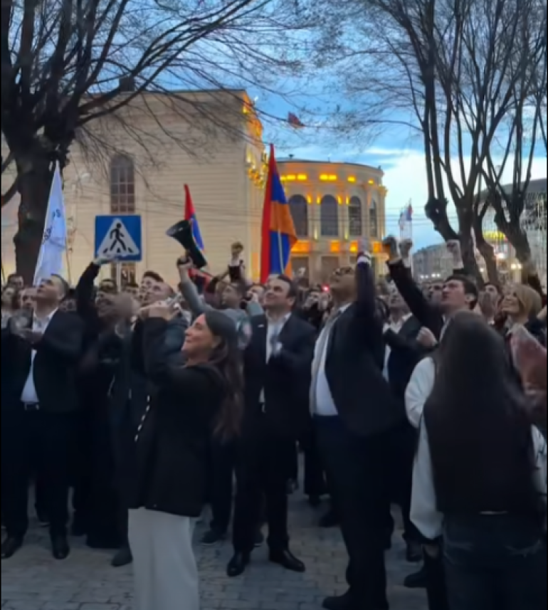 «Ազատություն մեր Միքայել Սրբազանին». «Ուժեղ Հայաստան»-ի անդամները Շիրակի թեմի առաջնորդարանի բակում էին