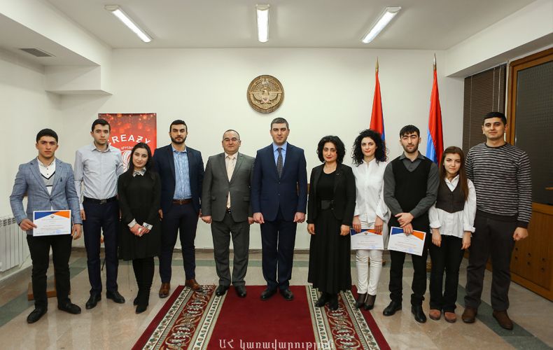 Արցախի պետնախարարը հանդիպել է երիտասարդ գարծարարների հետ