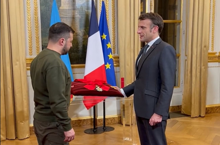 Մակրոնը Զելենսկիին հանձնել է Ֆրանսիայի բարձրագույն պարգևը (տեսանյութ)