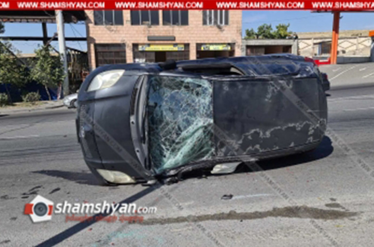 Խոշոր ավտովթար՝ Երևանում. բախվել են Nissan Tiida-ն ու Toyota Vitz-ը. վերջինս կողաշրջվել է, կա վիրավոր