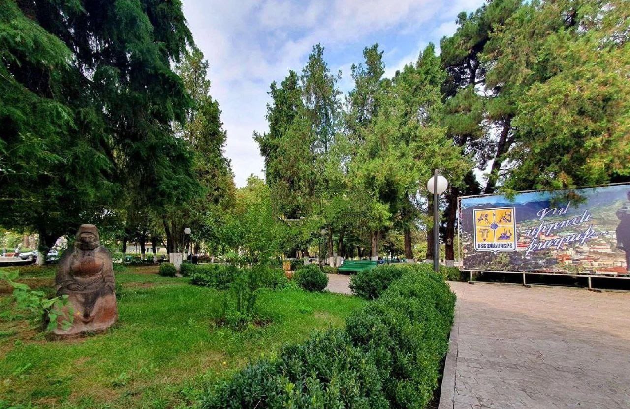 Ստեփանակերտի Վերածննդի հրապարակի հարակից տարածքում ադրբեջանցի վանդալները քանդել են ավանդական հայ տատիկի կերպարը ներկայացնող արձանը