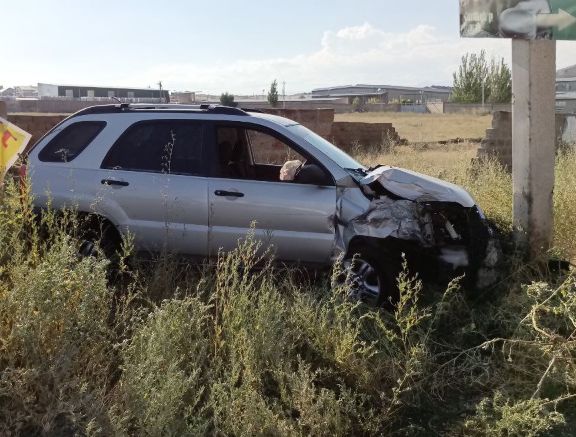 Բախվել են «BMW»-ն և «Kia»-ն․ վերջինս բախվել է էլեկտրական սյանը․ կա տուժած